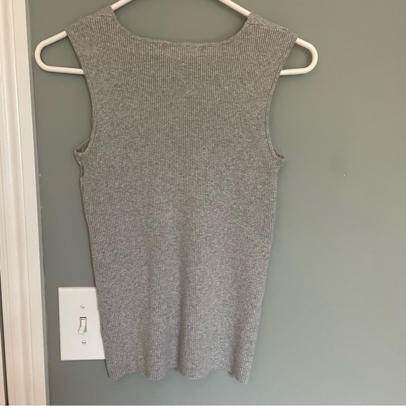 3/$30 | Old Navy Y2K Vintage Gray Fitted V Neck Tank - Picture 6 of 8